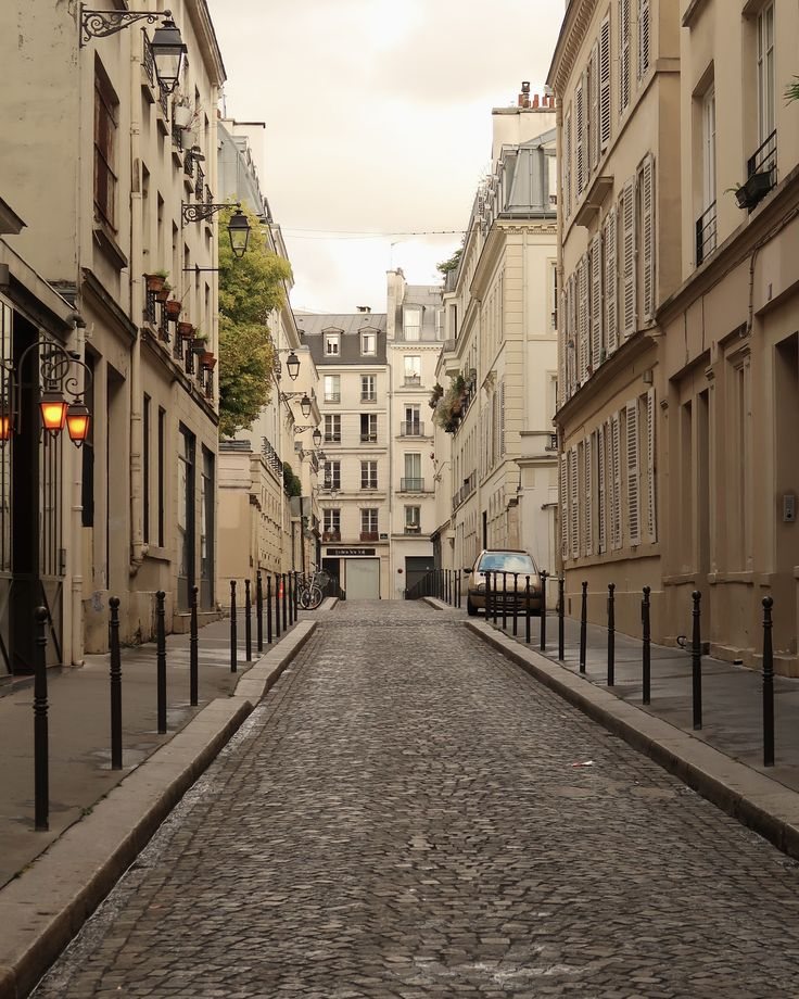 Une rue pavée bordée d’immeubles anciens à Paris